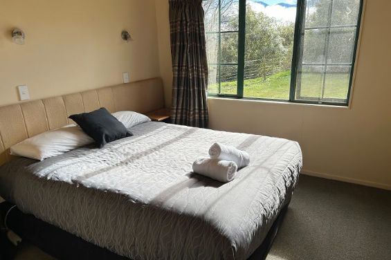 Deluxe Log Cabin Cottage bedroom