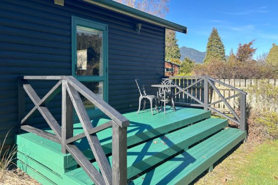 Deluxe Log Cabin Cottage deck